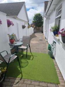 The middle of everywhere - 2 bedrooms option of making a third - One large 2 double beds One medium with One Double bed, option of adding a double bed to the Sitting Room as required