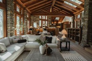 Stone House by Casa Oso, hot tub, 43 private acres with hiking trails