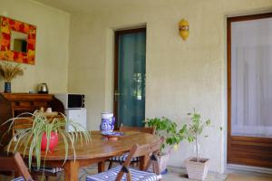 Chambre, terrasse et piscine de lImpasse du Pressoir