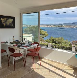 Breathtaking Mediterranean Views from Renovated Cosy Nest, Walk to Portissol Beach and Port
