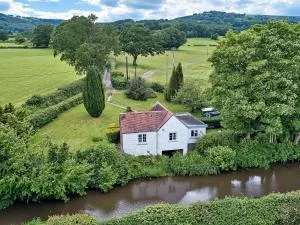 Canalside boathouse in the park - Llanover