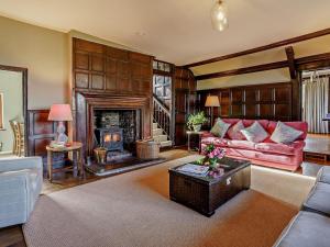 Elizabethan Manor at gateway to the Brecon Beacons