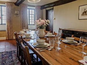 Elizabethan Manor at gateway to the Brecon Beacons