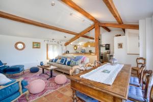 Maison Lazur, comfortable village house with roof terrace 20 minutes from Saint-Tropez
