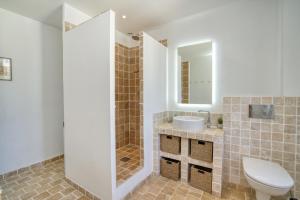 Maison Lazur, comfortable village house with roof terrace 20 minutes from Saint-Tropez