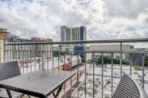 Heart of Downtown ATX 1br w pool doorman gym ATX-202