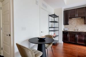 Heart of Downtown ATX 1br w pool doorman gym ATX-202