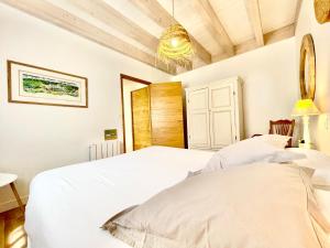 Appartements 300 m Plage et Centre Ville - Parking Privatif et Gratuit sur Place - Terrasse Bois : photos des chambres