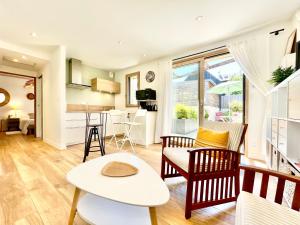 Appartements 300 m Plage et Centre Ville - Parking Privatif et Gratuit sur Place - Terrasse Bois : photos des chambres