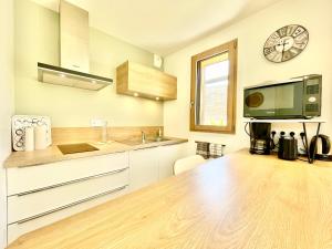 Appartements 300 m Plage et Centre Ville - Parking Privatif et Gratuit sur Place - Terrasse Bois : photos des chambres