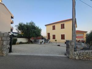 16 Čižići