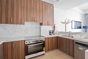 Nasma Luxury Stays - Luxurious Beachside Villa with Private Patio