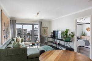 The Paragon Cosmo Sanctuary Sophisticated Mountain & City Views