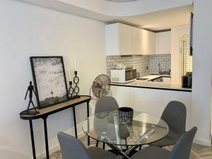 Upper City Central Large Sunny Studio