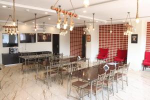 Le Blue Moon Near Hyatt Regency