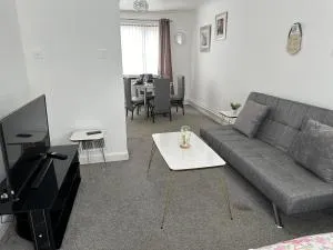 Lovely 3 bedroom house close to City Centre - Hutton Henry