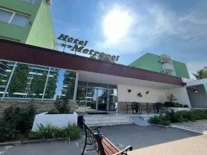 Hotel Metropol - 杜纳厄图德乔斯
