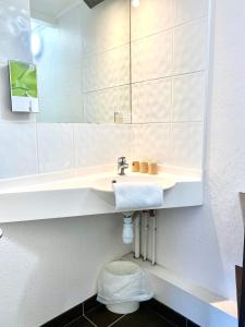 Hotels Brit Hotel Lyon Nord Dardilly : Chambre Triple Supérieure