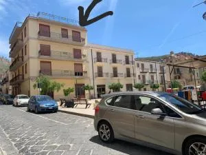 House Piazza Umberto - Casa Cuffaro