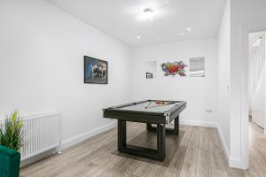 Spacious Detached House with 7 Beds Includes Ping Pong and Pool Table Sleeps 14 Free Parking