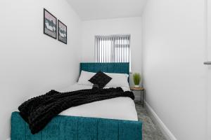 Spacious Detached House with 7 Beds Includes Ping Pong and Pool Table Sleeps 14 Free Parking