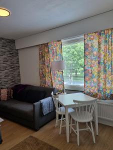 Kompakti yksiö numero 6 pienkerrostalossa