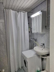 Kompakti yksiö numero 6 pienkerrostalossa