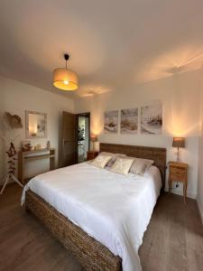 B&B / Chambres d'hotes Chambre d hote village aeronautique Biscarrosse : Chambre Double avec Salle de Bains Privative