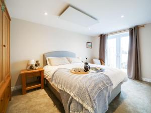 The Tractor Shed, a romantic barn retreat on the edge of Falmouth