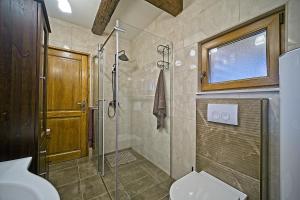 Kuća "Karličevi" s rustikalnim interijerom, okružena prirodom