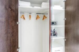 Blueground Downtown B Khalifa view pool DXB-645