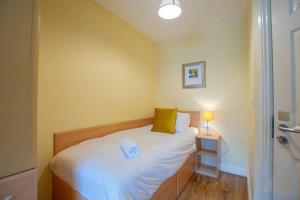 17 - Spacious 2 Bed Apt with Parking