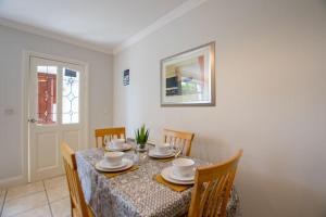 17 - Spacious 2 Bed Apt with Parking