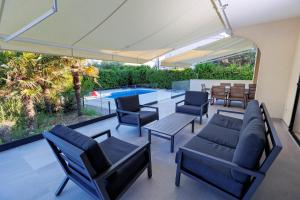 Luxury Semi-Detached House with a Pool near the Sea