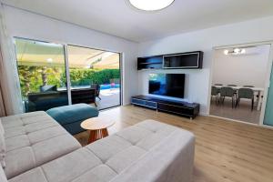 Luxury Semi-Detached House with a Pool near the Sea