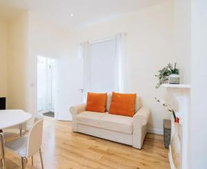 Lovely 2BD Cottage in CityCenter