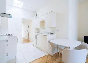 Lovely 2BD Cottage in CityCenter