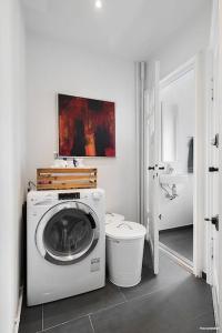 Heart of Downtown - Modern & Balcony