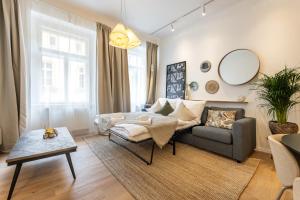 Boho Renovated Apartment Close to National Theather