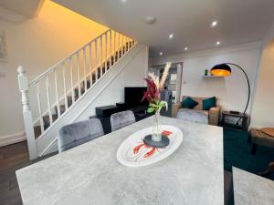 River View - Stunning Garden Flat w Free Parking - Pass the Keys