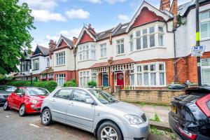 Pass the Keys Wonderful Six Bed Victorian Home in London