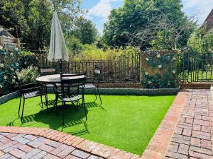 River View - Stunning Garden Flat w Free Parking - Pass the Keys