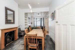 Pass the Keys Wonderful Six Bed Victorian Home in London