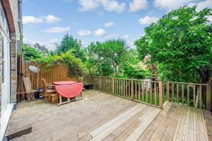 Pass the Keys Wonderful Six Bed Victorian Home in London