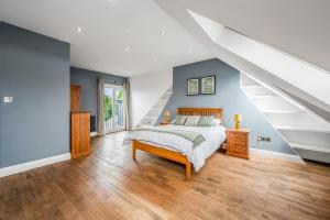 Pass the Keys Wonderful Six Bed Victorian Home in London