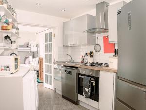 River View - Stunning Garden Flat w Free Parking - Pass the Keys