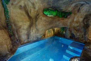 Love Room Evasion Duo