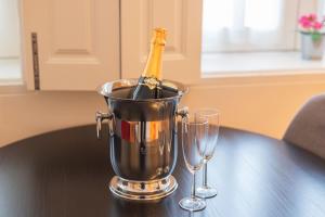 Modern loft w AC Downtown and Metro