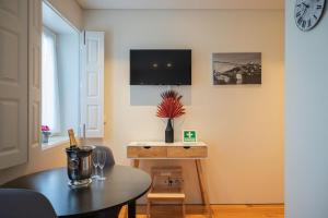 Modern loft w AC Downtown and Metro