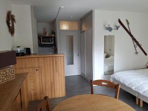 Appartements Studio accueillant, centre station, balcon, parking, WiFi - FR-1-512-117 : photos des chambres